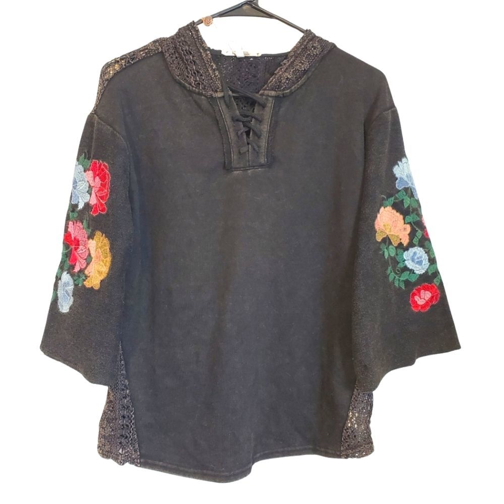 NWT Womens Gimmicks Flower Embroidered Top with 3/4 Length Sleeve. Size S